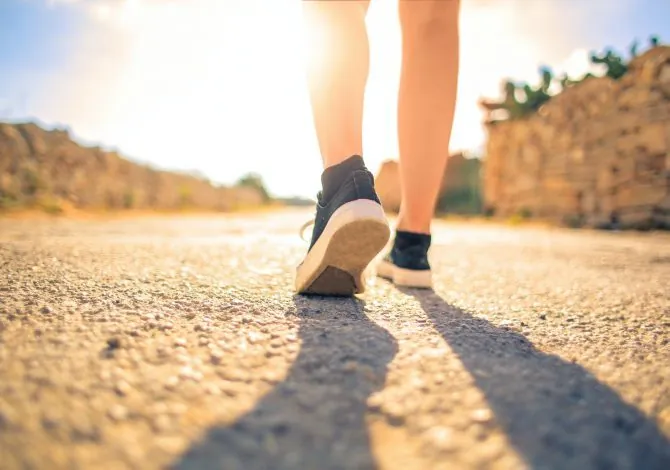 Passi su una strada di campagna al sole
