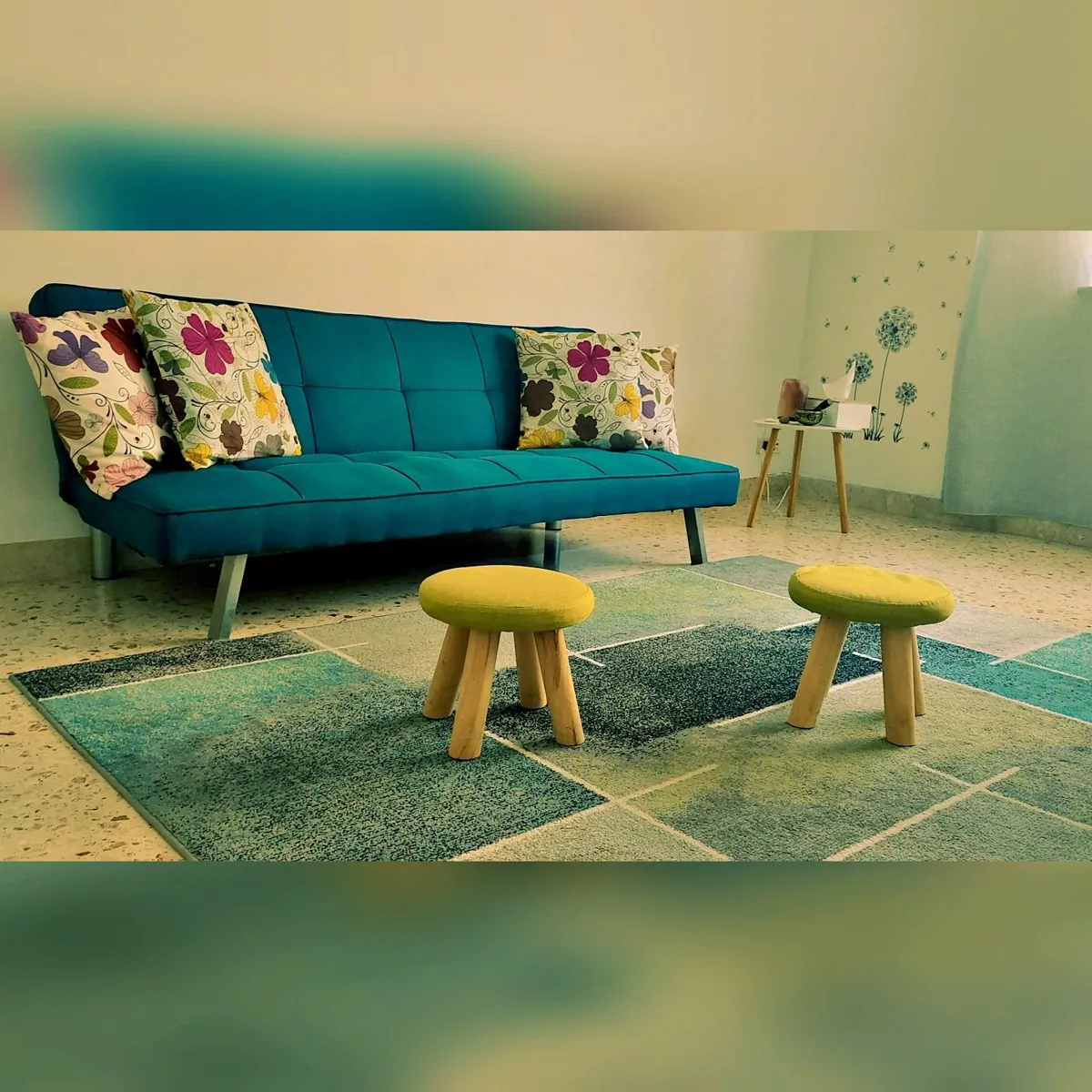 Divano e sgabelli dello studio