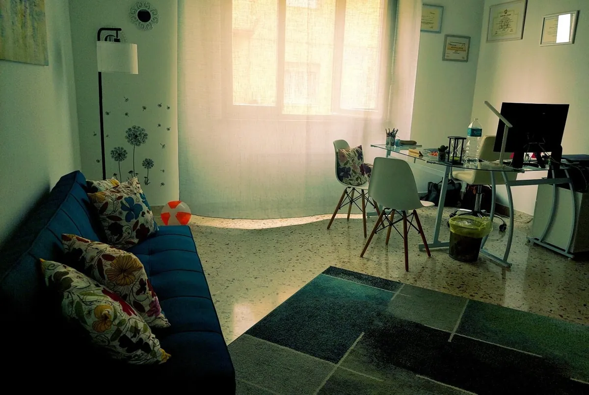 Stanza dello studio con scrivania
